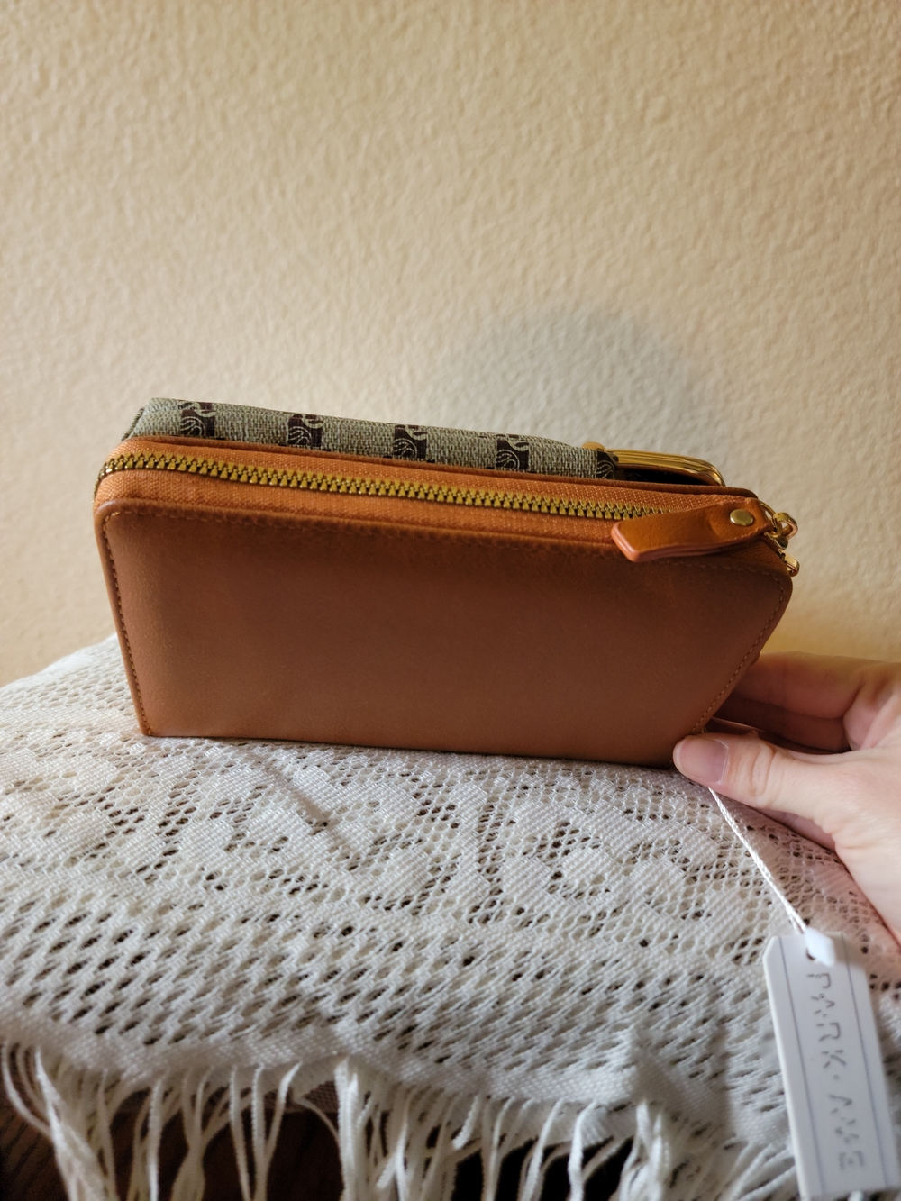 Classic Beige and Brown Kiss-Lock Crossbody Bag - Picture 2 of 5